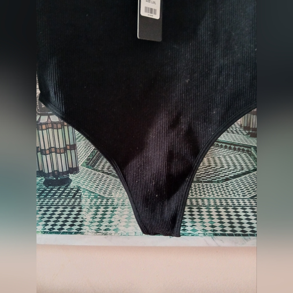 Sleek Black Fitted Bodysuit with Long Sleeves - Picture 10 of 13